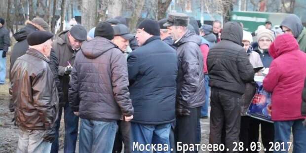 Возле приемной президента РФ В.В.Путина собралось около полтысячи москвичей. Граждане недовольны действиями властей