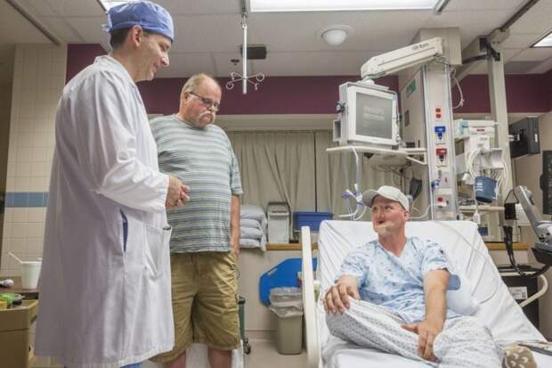 Энди со своим отцом Ридом и пластическим хирургом Самиром Мартини разговаривают перед операцией   лицо, люди, медицина, операция