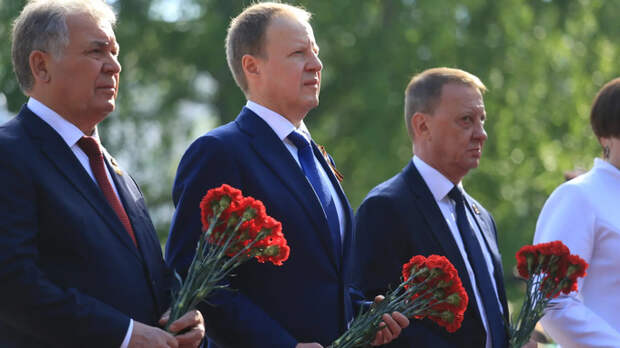 На площади Победы в Барнауле прошла церемония возложения цветов в честь 9 Мая