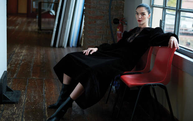 ПЛАТЬЕ, Fendi; БОТИЛЬОНЫ, Nina Ricci; СЕРЬГИ REFLECTION DE CARTIER, Cartier High Jewelry (БЕЛОЕ ЗОЛОТО, БРИЛЛИАНТЫ); КОЛЬЦО PANTHÈRE DE CARTIER, Cartier (БЕЛОЕ ЗОЛОТО, ИЗУМРУДЫ, ОНИКС, БРИЛЛИАНТЫ)