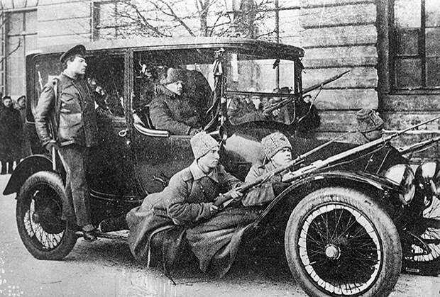 Революционеры на посыльном автомобиле Думы с вооруженной охраной в первые дни Февральской революции. Петроград, 2 марта 1917 года