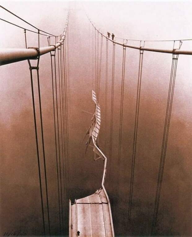 Вид на обрушившийся Такомский мост с высоты подвесной кабельной системы, 1940 год
