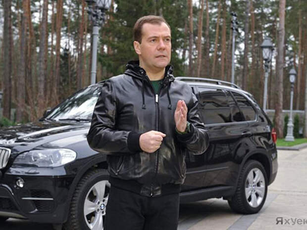 Медведев снизошел до объяснений: «Собирают там какие-то бумажки, фотографии, одежду...»