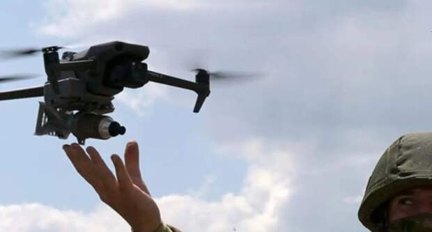 Дрон на оптоволокне поразил транспорт ВСУ на расстоянии около 40 км от ЛБС