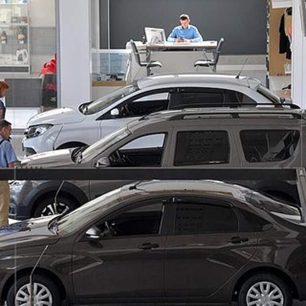 Продажи легковых автомобилей в России обвалились