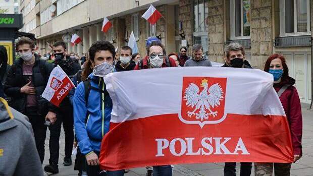 Участники первомайской демонстрации против политики властей и карантинных мер в Варшаве