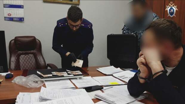 В Петербурге полицейского поймали на получении взятки от мужа подозреваемой