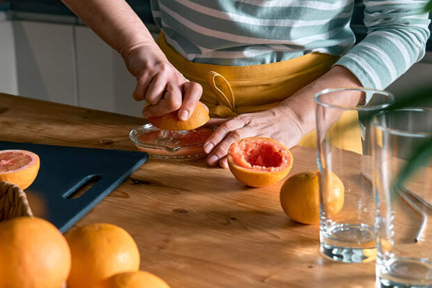 Врач Хохлова: грейпфрутовый сок может нарушить работу печени и повредить эмаль