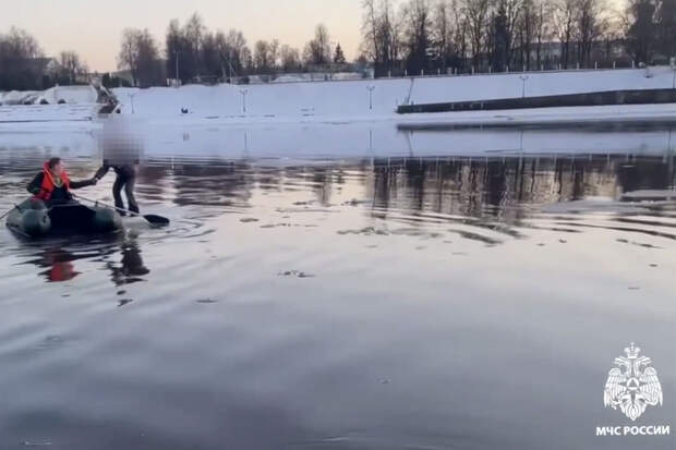 Девочку чуть не унесло на маленькой льдине на Волге в Твери