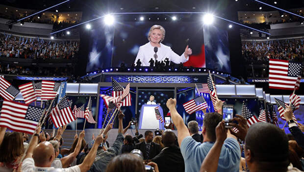 Кандидат Демократической партии в президенты США Хиллари Клинтон выступает на съезде