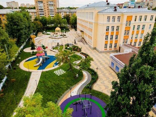 Помпезная позолоченная ротонда и современная детская площадка украшают территорию школы. | Фото: ekaterinburg.bezformata.com.