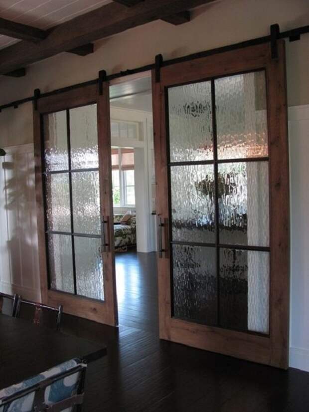 Необычные стекла в раздвижных дверях дополнят общий интерьер комнаты.