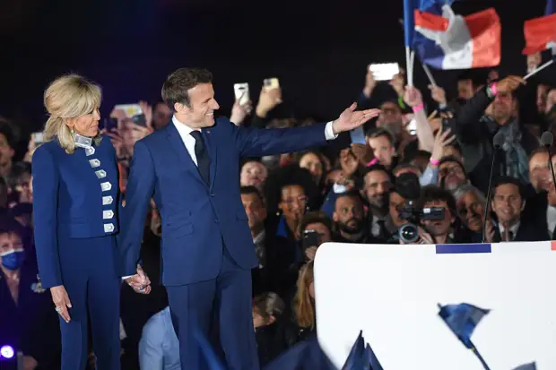 Неудобное фото Макрона после победы на выборах. Кто спонсор президента Франции?