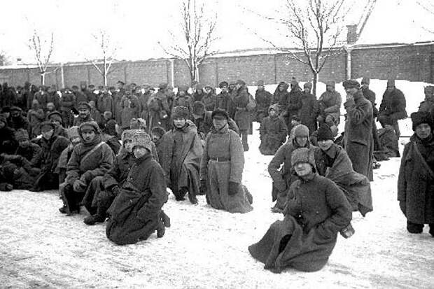 Солдаты Северо-Западной армии в ожидании перехода через границу. Фото из открытых источников