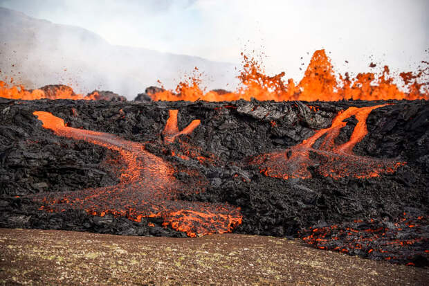 Лава, вытекающая из вулкана Фаградальсфьялль в Исландии