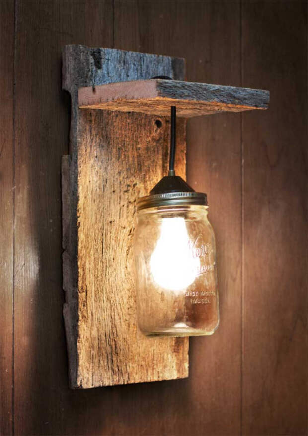 Простой настенный светильник, который можно смастерить из двух старых досточек и стеклянной банки для консервации. 
