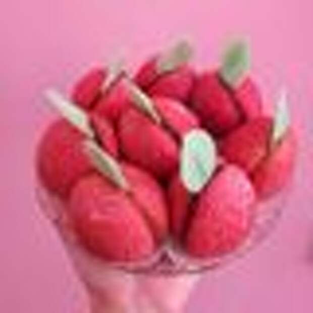 A handful of pesche dolci.