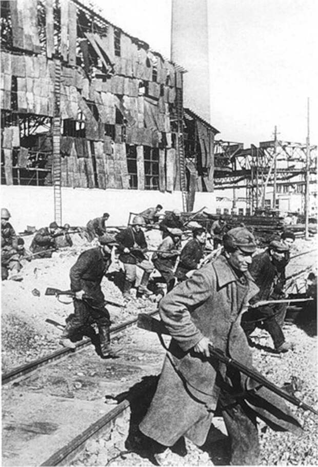 Ополченцы Сталинградского тракторного завода идут в бой. 