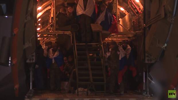 RT опубликовал кадры с вернувшимися в Россию из украинского плена военными