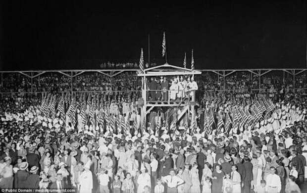 Ку-клукс-клан идет по Вашингтону: шокирующие фото 1920-х годов