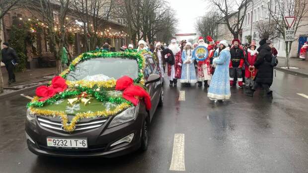 Шествие Дедов Морозов и Снегурочек.