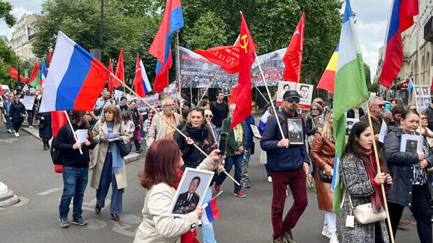 Акция "Бессмертный полк" прошла в Париже