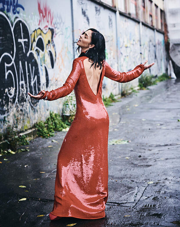 ПЛАТЬЕ И САПОГИ, Bottega Veneta; СЕРЬГИ ÉVASIONS JOAILLIÈRES, Cartier High Jewelry (БЕЛОЕ ЗОЛОТО, ЖЕМЧУГ, БРИЛЛИАНТЫ); БРАСЛЕТ PANTHÈRE DE CARTIER, Cartier High Jewelry (БЕЛОЕ ЗОЛОТО, ИЗУМРУДЫ, ОНИКС, БРИЛЛИАНТЫ)