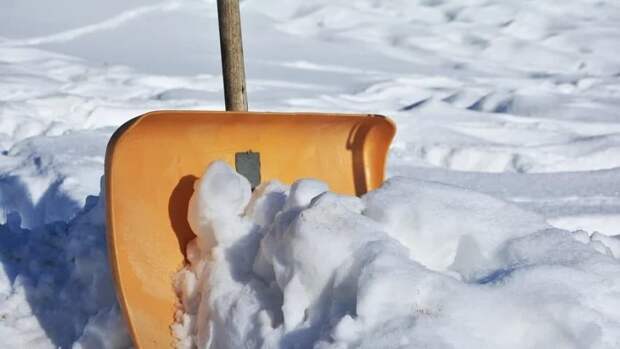 Коммунальщики очистят от снега двор по улице Дубки
