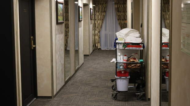 Очаровательные горничные. Как в Барнауле выбирали тех, кто делает номера в отелях чистыми