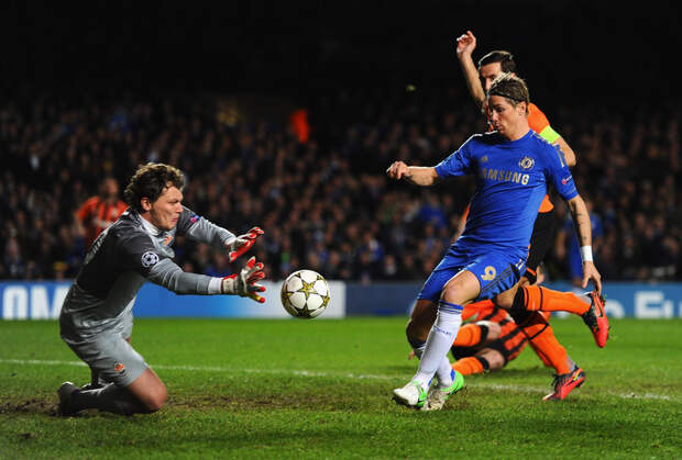 LONDON, ENGLAND - NOVEMBER 07:  Fernando Torres of Chelsea closes down goalkeeper Andriy Pyatov of Shakhtar Donetsk during the UEFA Champions League Group E match between Chelsea and Shakhtar Donetsk at Stamford Bridge on November 7, 2012 in London, England.  (Photo by Mike Hewitt/Getty Images)