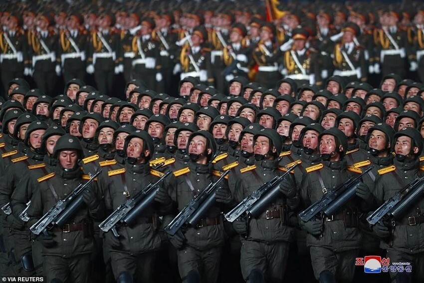 Ким Чен Ын и его новая любимая ракета Ким Чен Ын и его новая любимая ракета