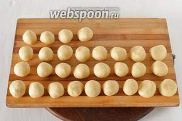Разделить тесто на шарики весом 17-18 грамм. Отправить в холодильник на 45 минут.