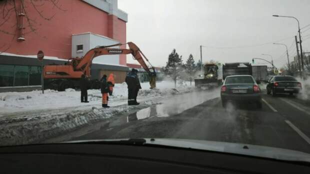 Коммунальную аварию устранили на проспекте Строителей в Барнауле