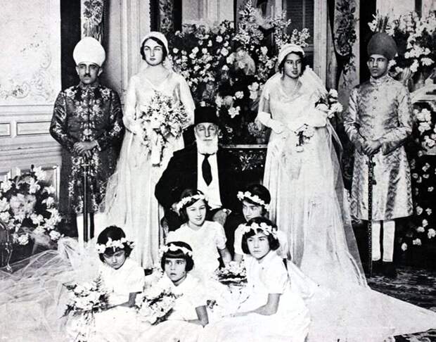 Свадьба принцессы Дюррюшехвар (слева) и принцессы Нилюфер (справа), халиф Абдул-Меджид в центре (сидит)