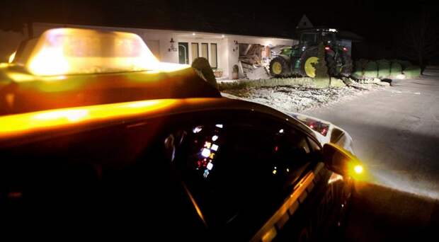 В Германии воры протаранили трактором дом и украли сейф воровство, кража, трактор