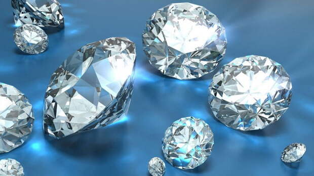 Невооруженному глазу отличить фианит от алмаза, скорее всего, не удастся