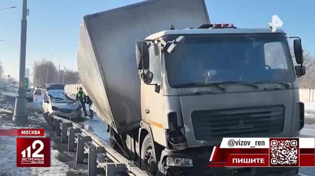 Такси закрутило посреди проезжей части и оно выбило фуру с дороги