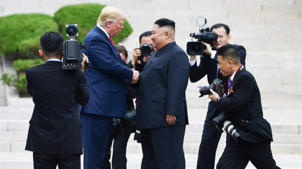 Трамп и Ким Чен Ын пожали друг другу руки на межкорейской границе