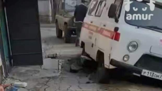 В России скорая помощь провалилась в яму по пути на срочные роды