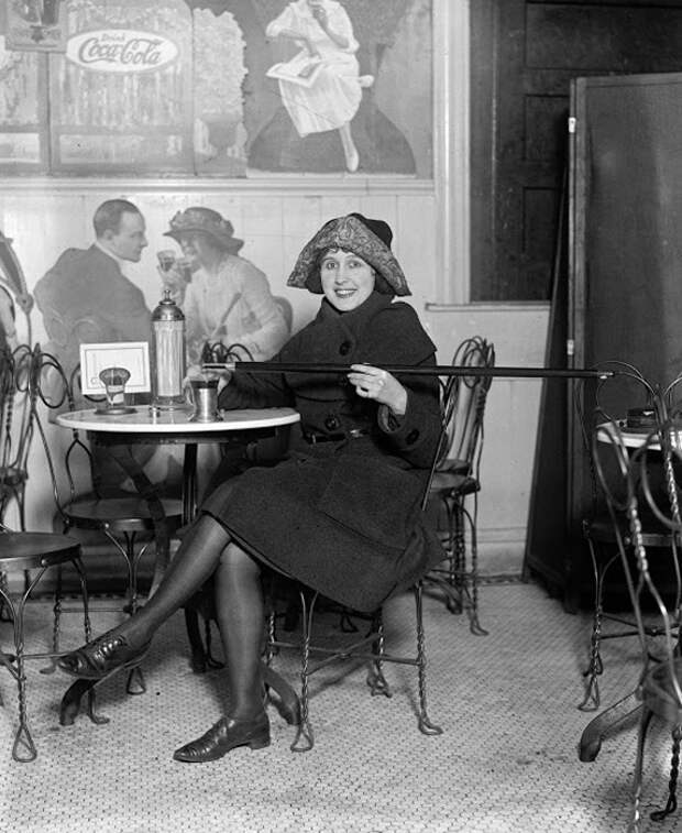 Женщина наливает в своей стакан алкоголь из своей трости. 13 февраля 1922 г. Фото: Library of Congress.