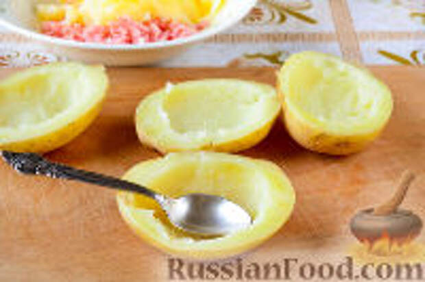 Фото приготовления рецепта: Картофель, фаршированный сыром и колбасой - шаг №4