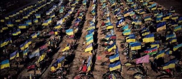 Украина несет страшные потери на фронте, что подтверждает посещения украинских кладбищ. Об этом в...