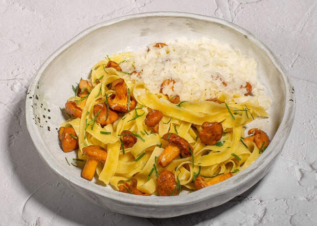 Паста с лисичками, оливковым маслом и сыром пармезан