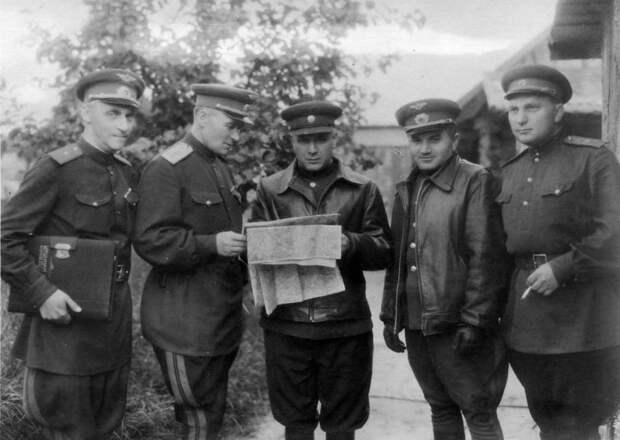 Черлона, Белоруссия, 1944 год, командный пункт 4-й воздушной армии. Второй справа: «Сергей Александрович Худяков» (он же Арменак Артемович Ханферянц), на тот момент — генерал-полковник авиации, начальник штаба ВВС. В центре — командующий ВВС, Главный маршал авиации Александр Александрович Новиков / ©Wikimedia Commonss