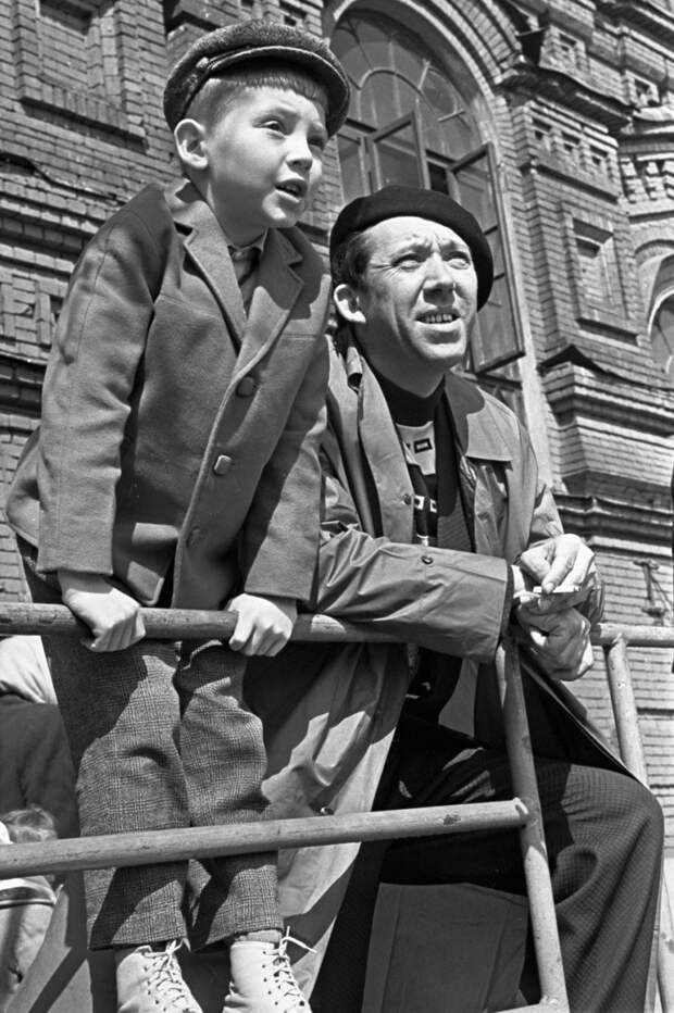 Народный артист СССР Юрий Никулин с сыном Максимом на Красной площади.