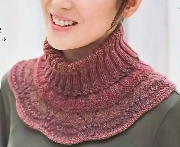 Манишка бактус спицами для женщин. Шарф воротник манишка с аранами. Манишка женская вязаная спицами 2021. Манишка с горловиной в виде шарфа спицами для женщины