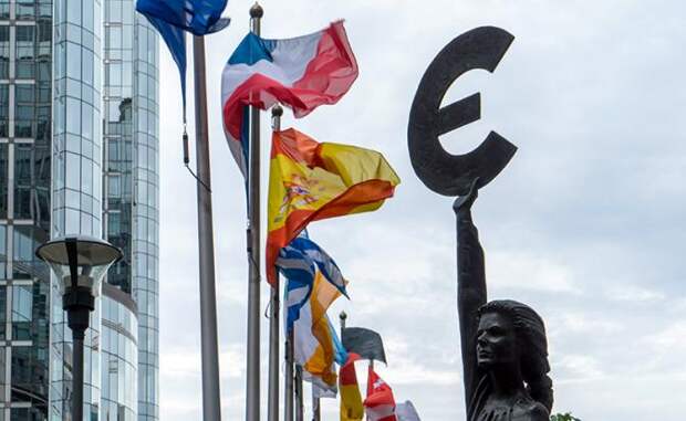 На фото: скульптура «Европа» на фоне Европейского парламента в Брюсселе, Бельгия