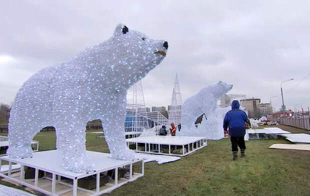 В Ростокине устанавливают огромную инсталляцию в виде полярных медведей