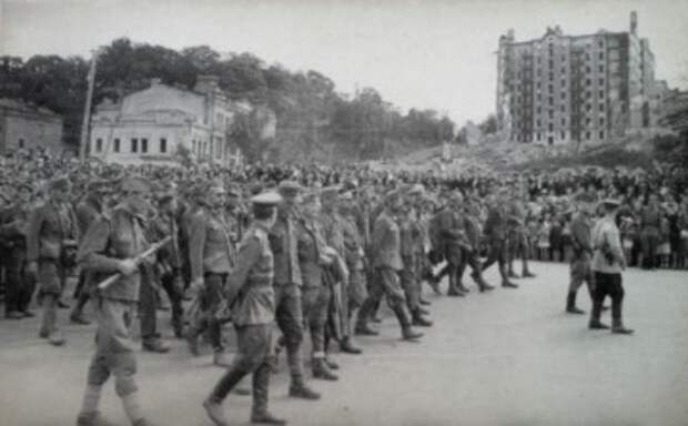 16 августа 1944 года. Конвоирование немецких военнопленных по Киеву
