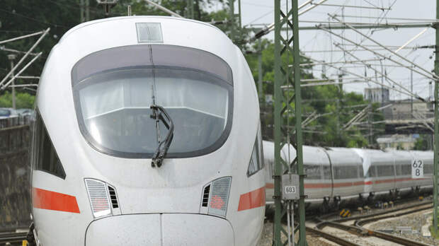 В ФРГ на поезд с 600 пассажирами рухнула контактная сеть